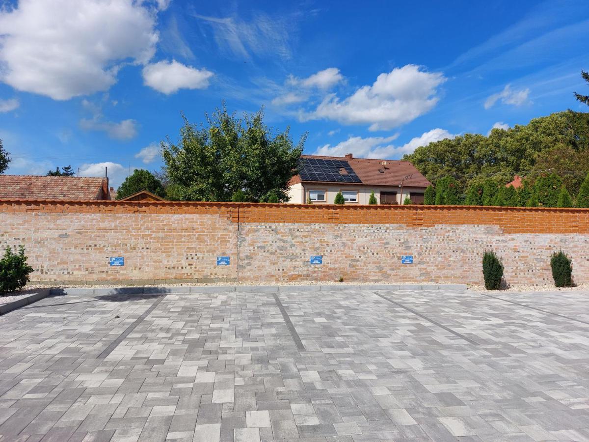 Linden Apartman 002 - Adults Only Mosonmagyaróvár 外观 照片